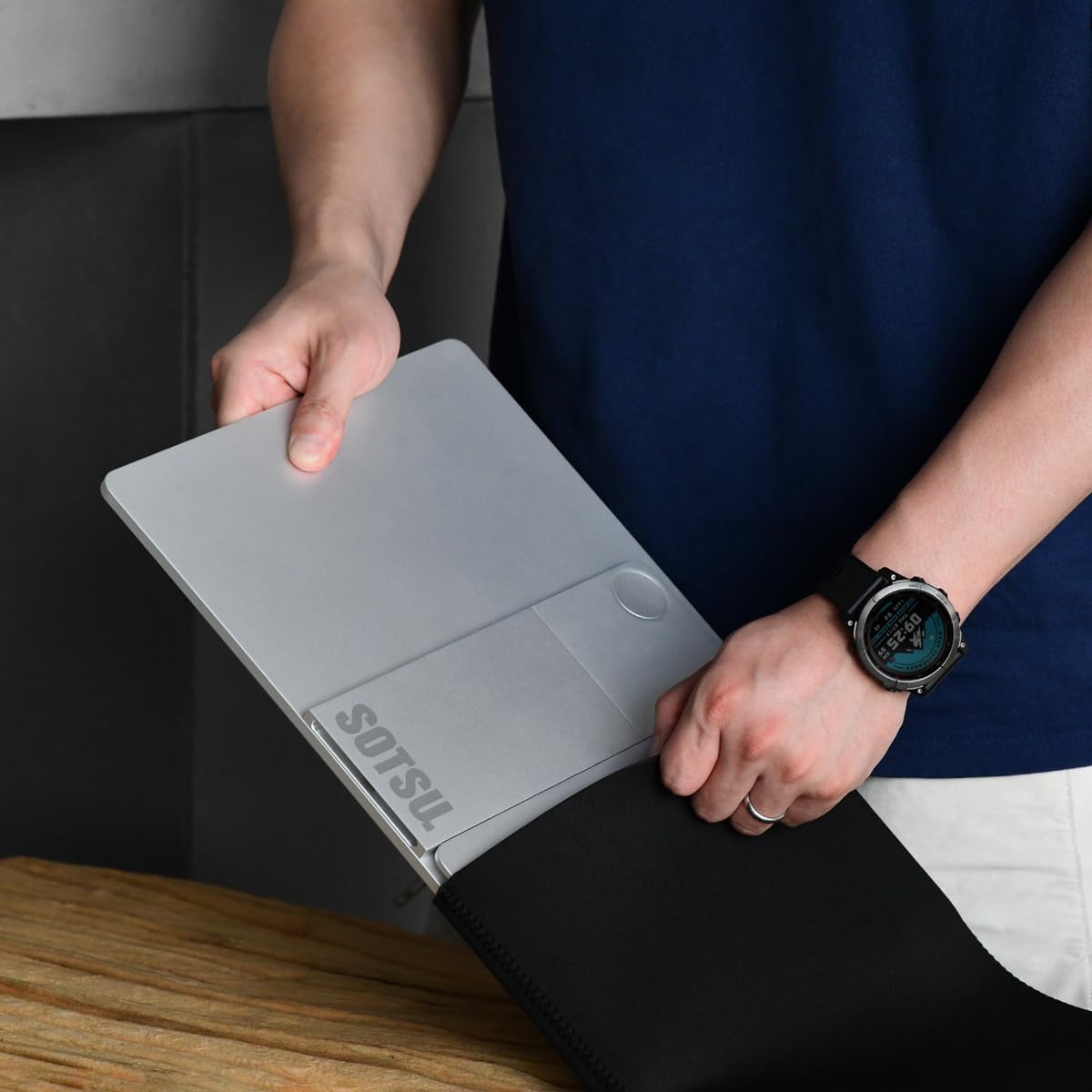 Monitor portatil 4K de 16 pulgadas de metal para notebook con lector de tarjetas SD en un escritorio de diseno.