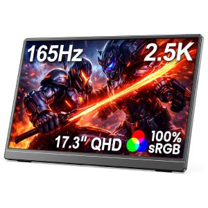 Monitor portátil gamer de 17.3 pulgadas 2.5K y 165Hz conectado a un notebook y una consola en un escritorio.