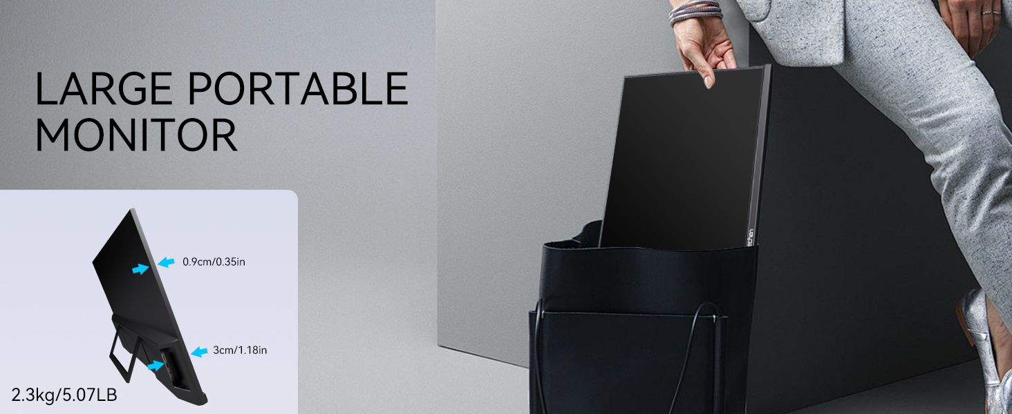 Monitor portatil tactil de 23.8 pulgadas con soporte integrado junto a un notebook en un escritorio.