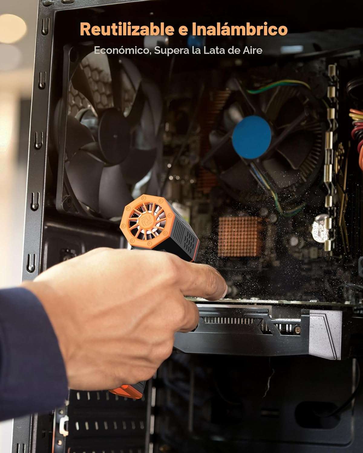 Soplador de aire electrico portatil limpiando un teclado de computador en chile