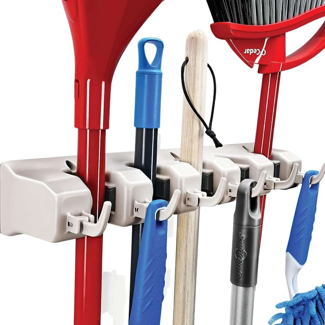 soporte organizador de pared plastico para escobas mopas y herramientas de jardin con cinco ranuras antideslizantes ideal para chile