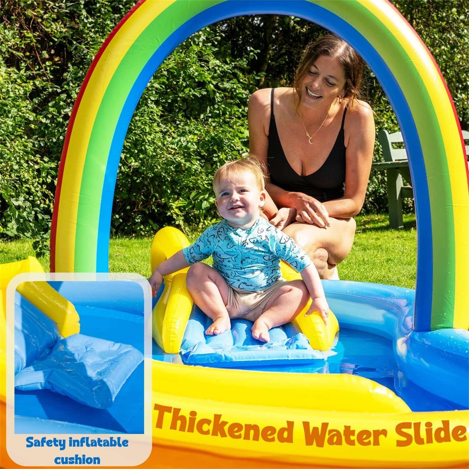 centro de juegos inflable con tobogán, arcoíris con aspersor y piscina para niños