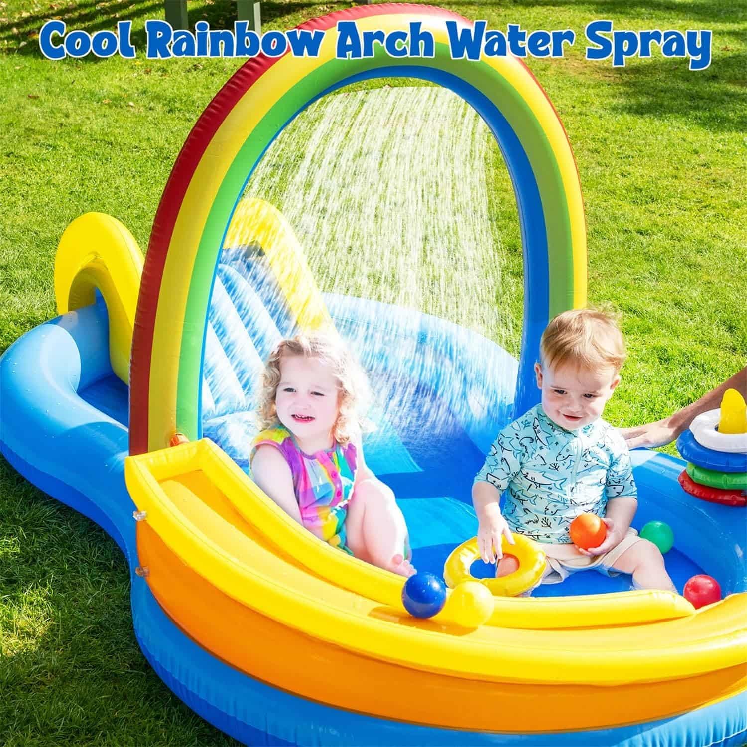 centro de juegos inflable con tobogán, arcoíris con aspersor y piscina para niños
