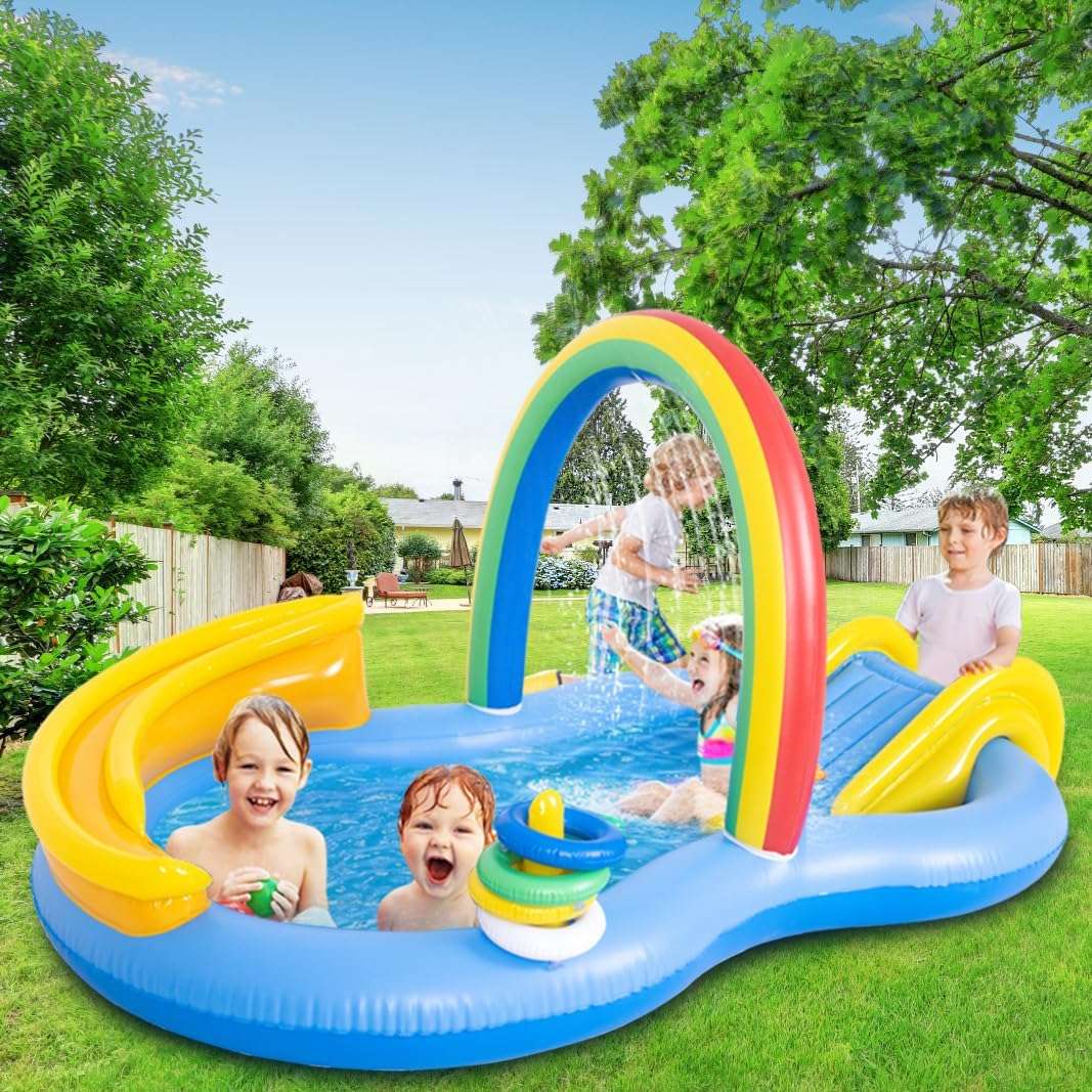centro de juegos inflable con tobogán, arcoíris con aspersor y piscina para niños