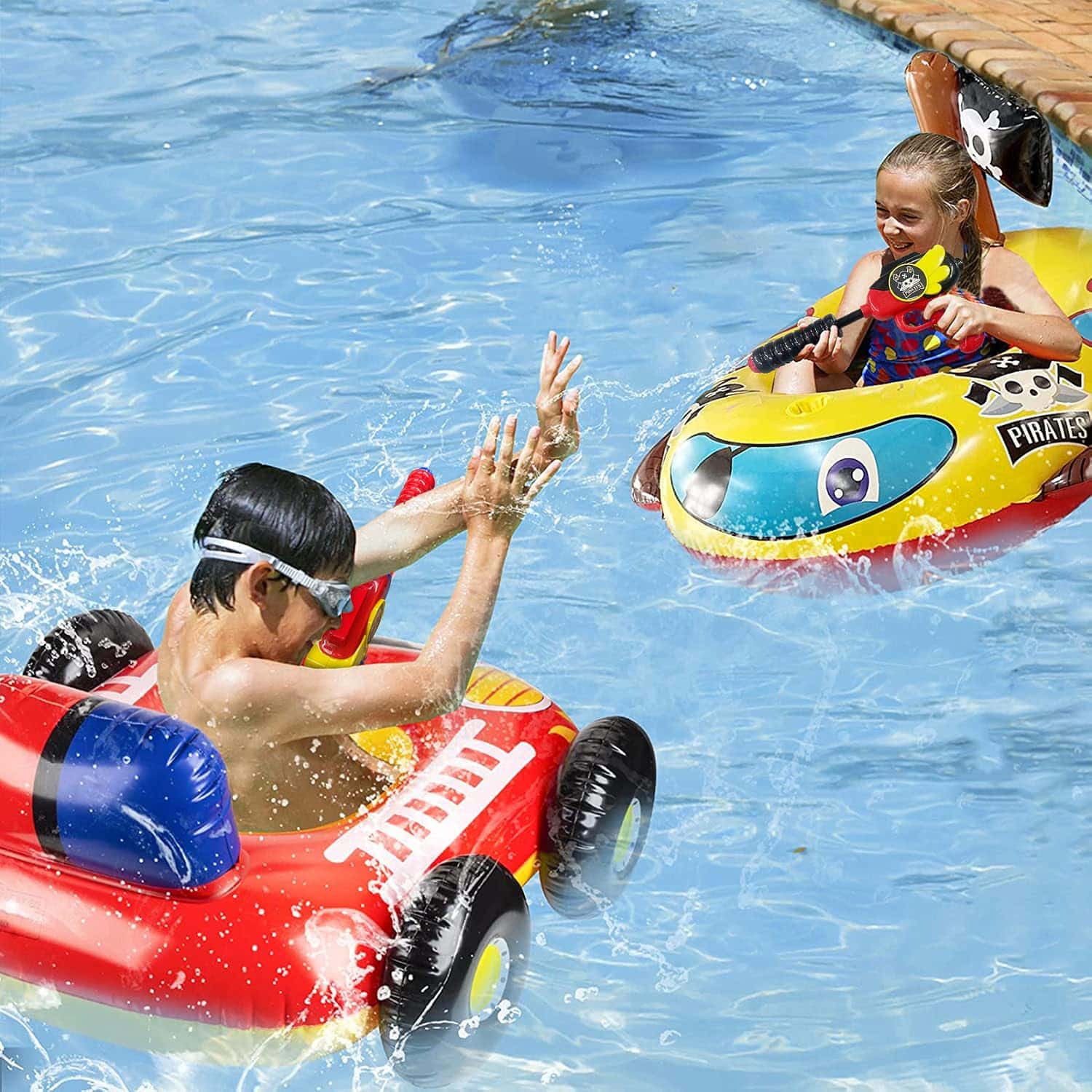 flotador de piscina para niños con cañón de agua y diseño de vehículo de bomberos o pirata