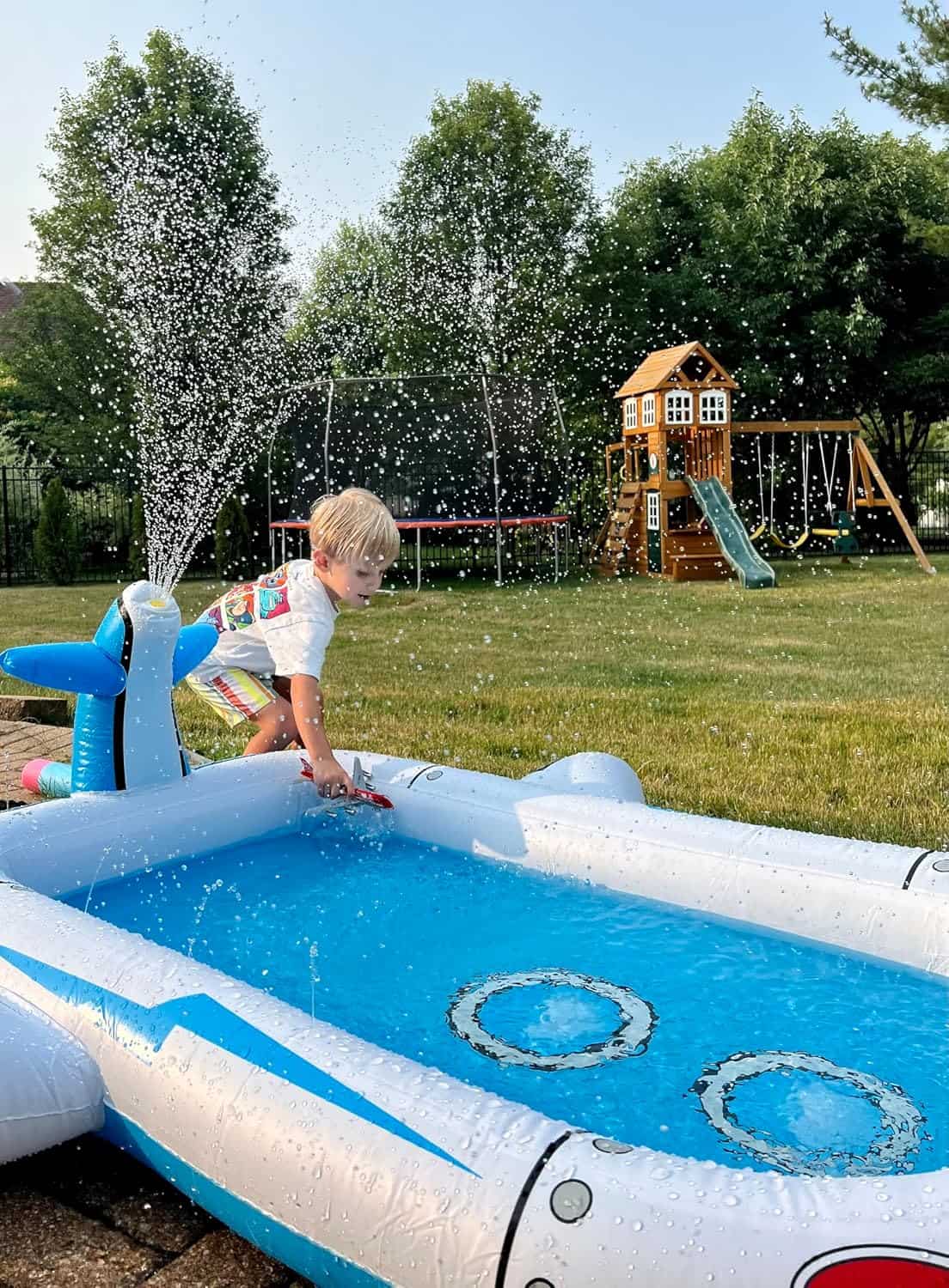 piscina inflable aspersor con diseño de avión y alfombrilla de agua para niños