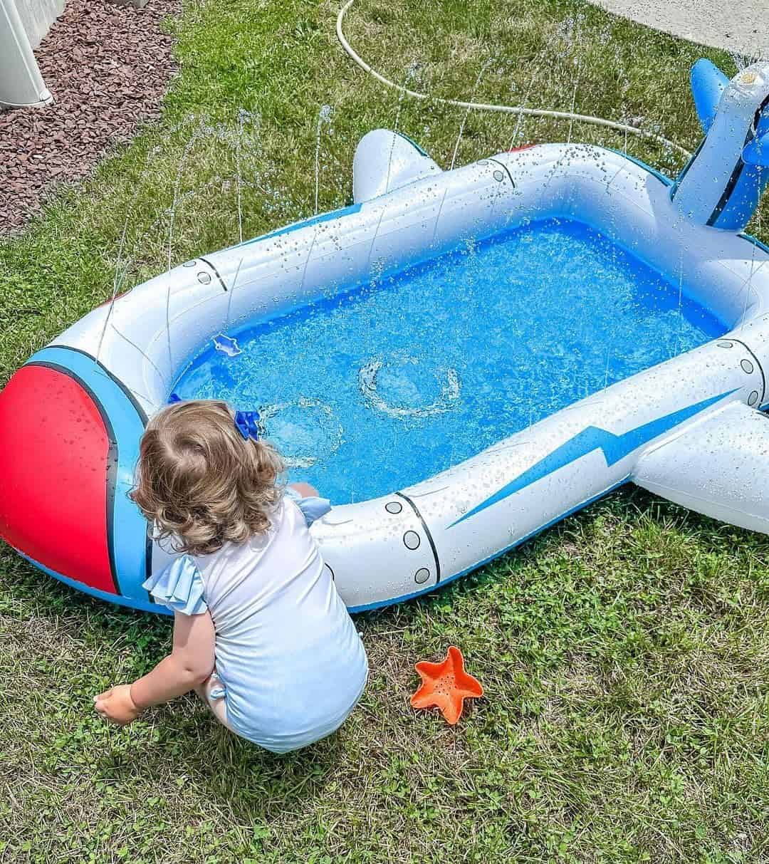 piscina inflable aspersor con diseño de avión y alfombrilla de agua para niños