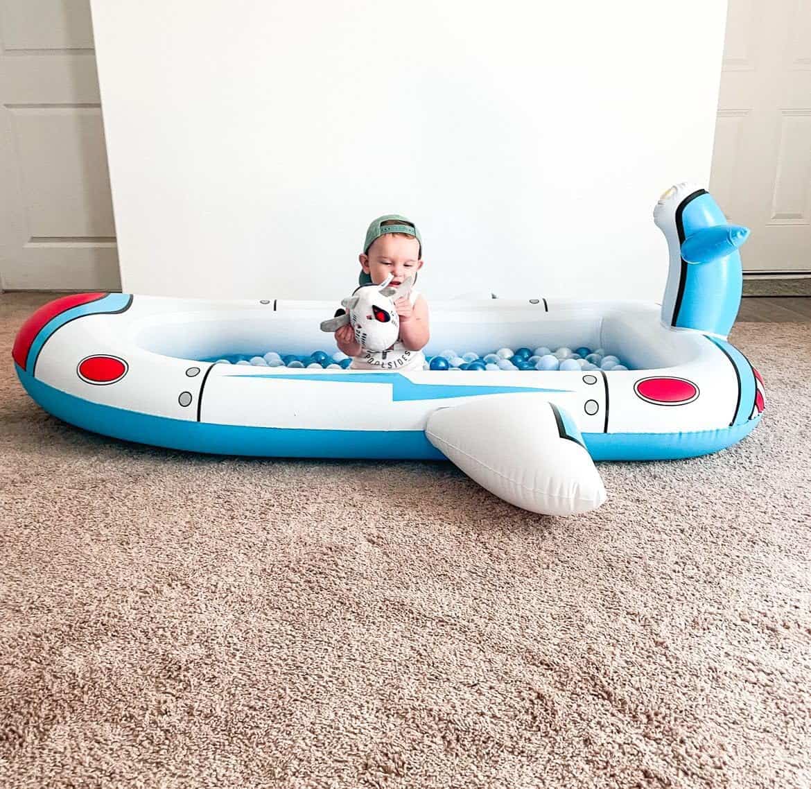 piscina inflable aspersor con diseño de avión y alfombrilla de agua para niños