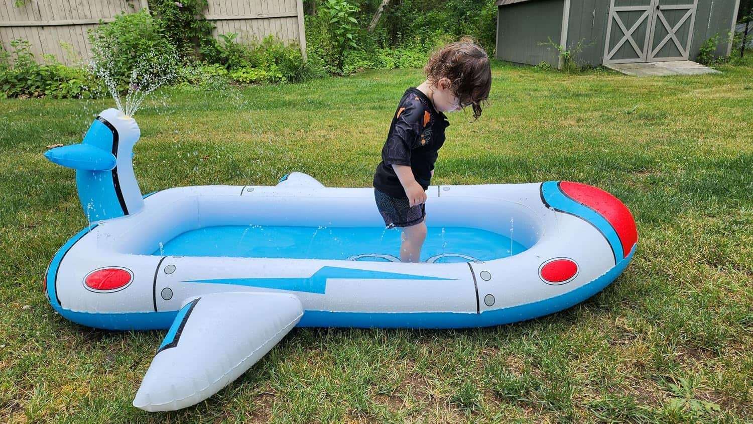 piscina inflable aspersor con diseño de avión y alfombrilla de agua para niños